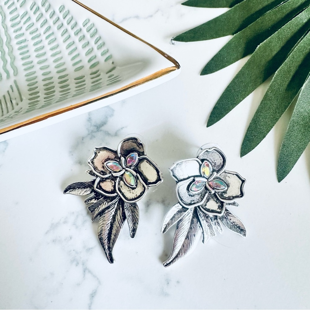 2/$30🌵 Silver Floral Earrings Tropical Iridescent Rhinestones Boho Jewelry NEW
